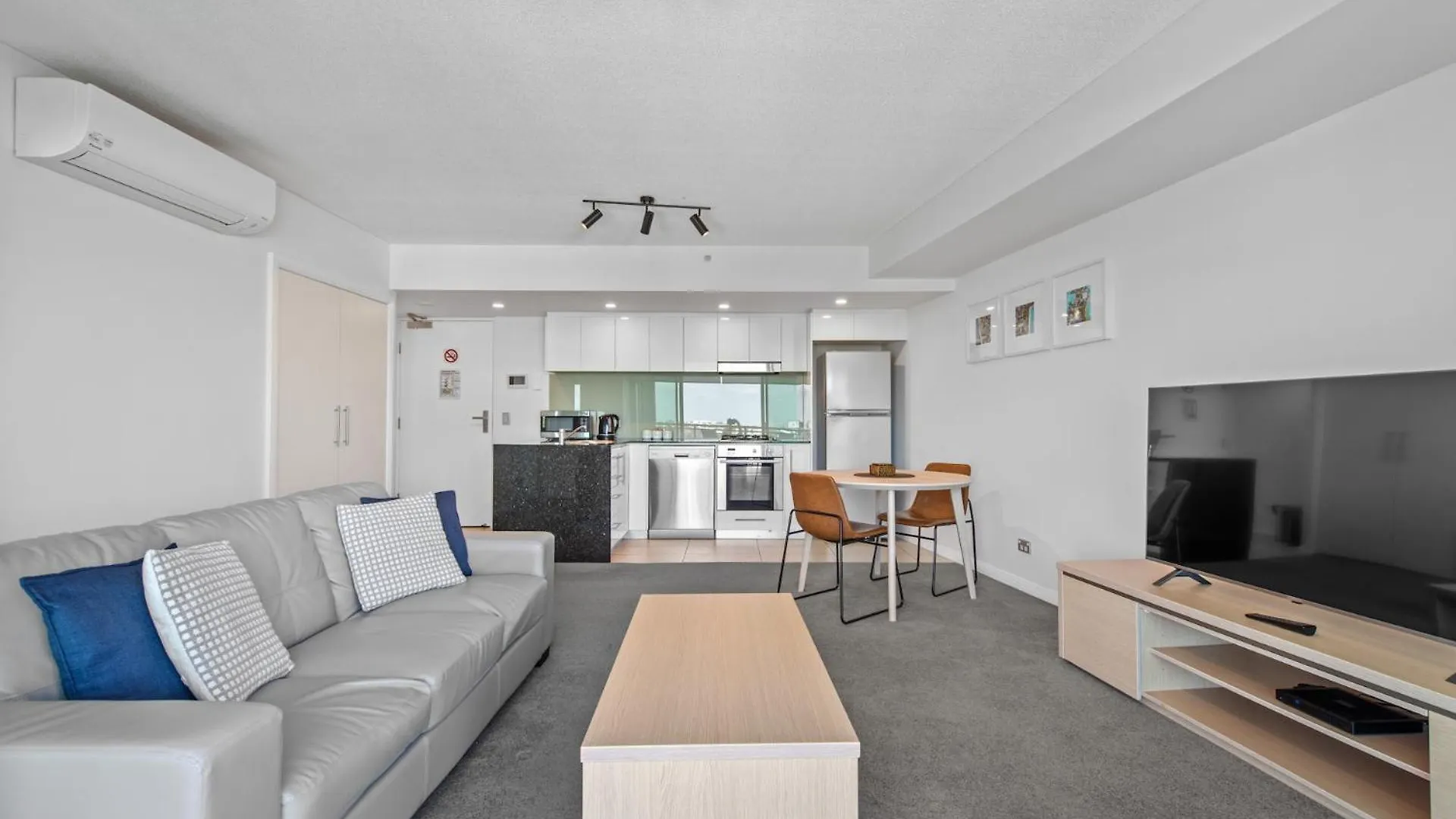 Proximity Waterfront Apartments 레드클리프