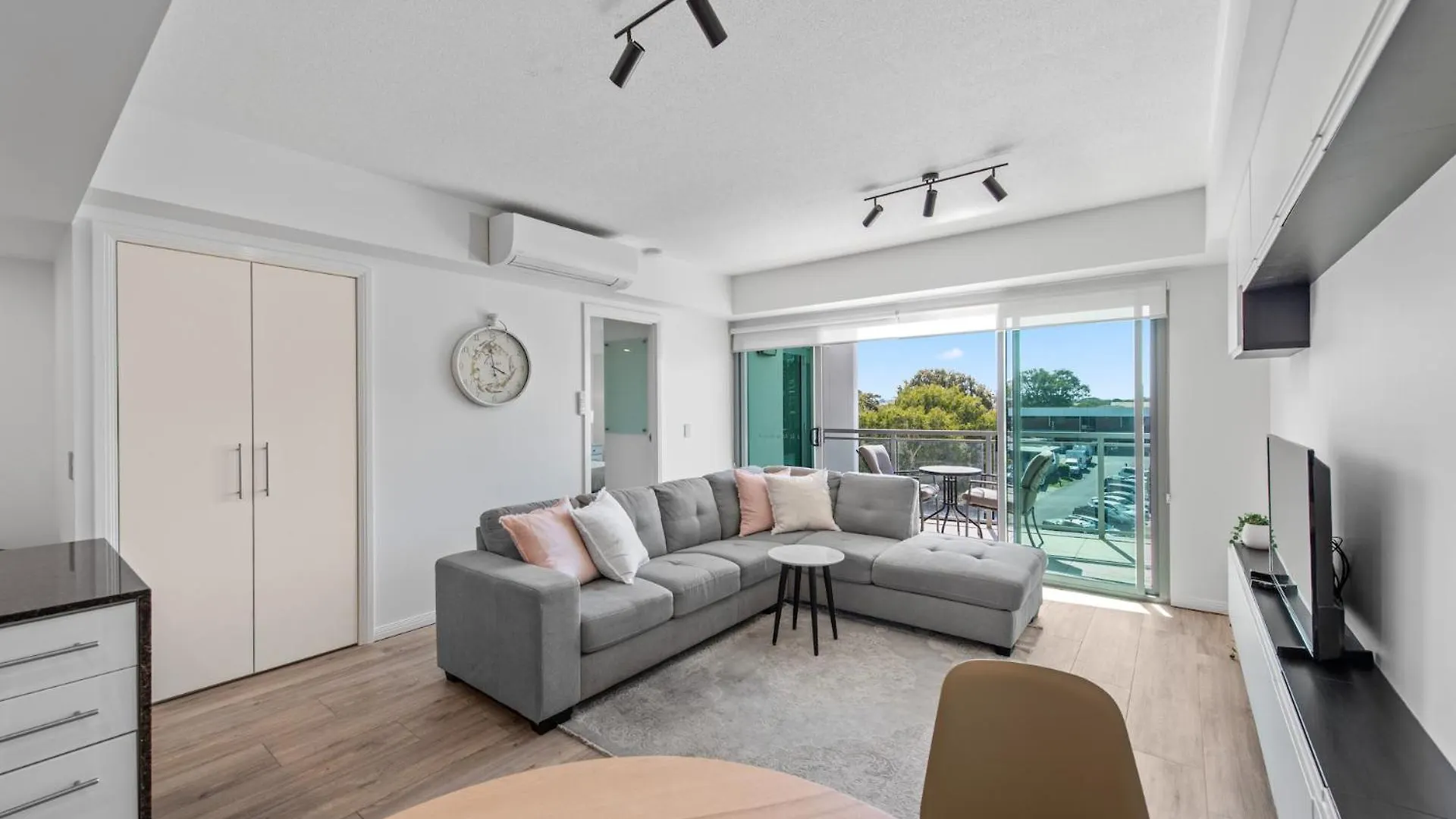Proximity Waterfront Apartments 레드클리프 아파트호텔