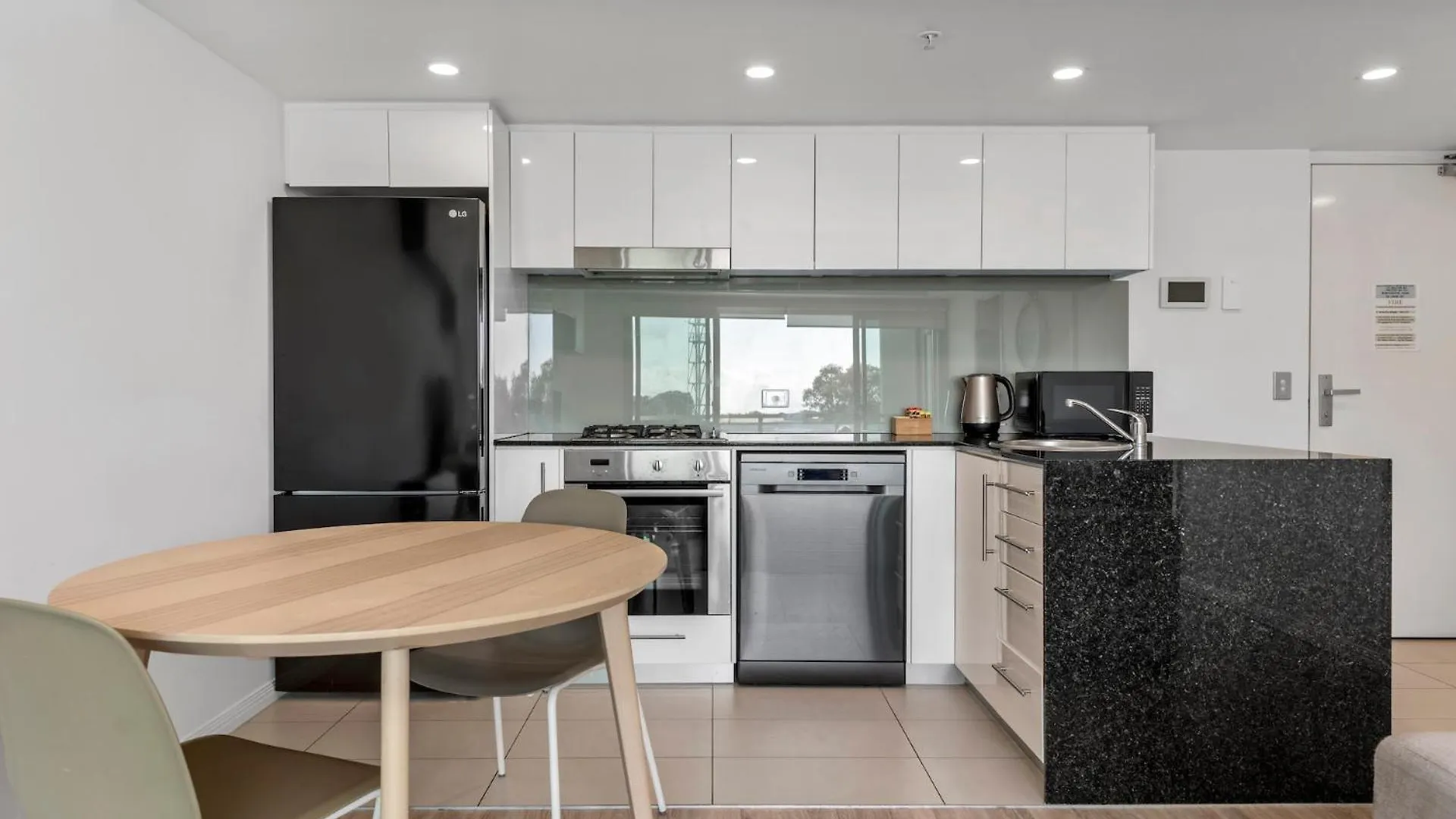 Proximity Waterfront Apartments 레드클리프